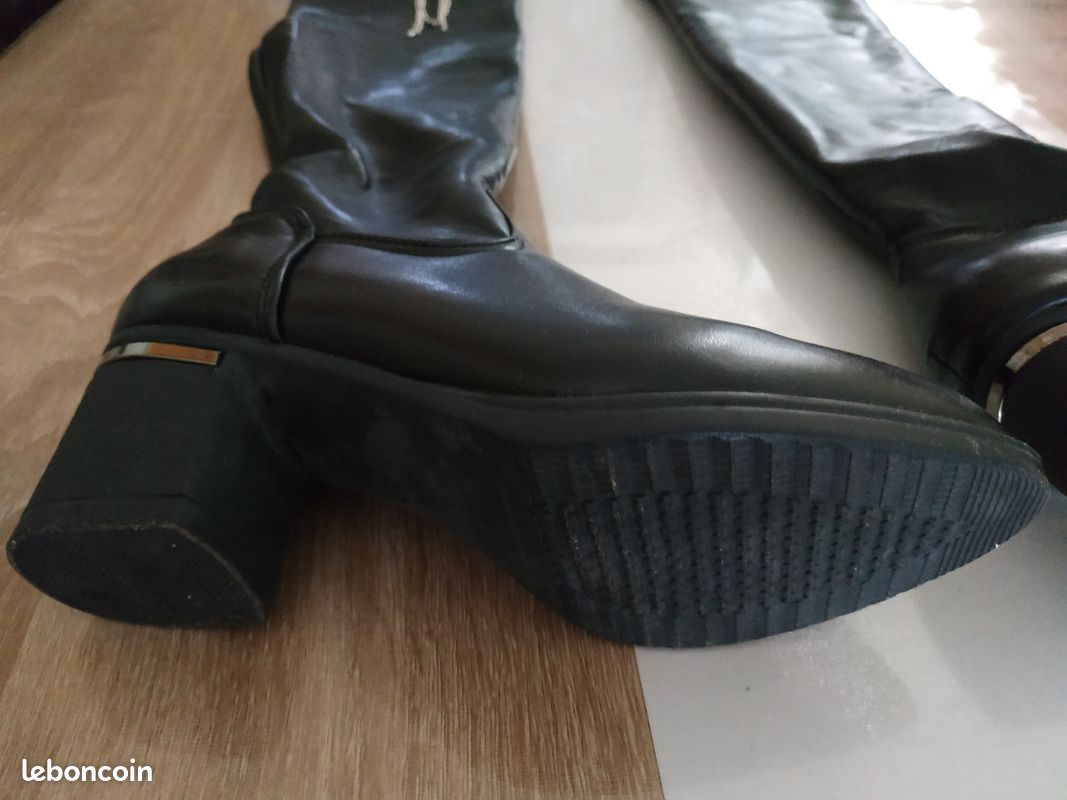 Botas altas, detalle de cadenitas, talla 36.