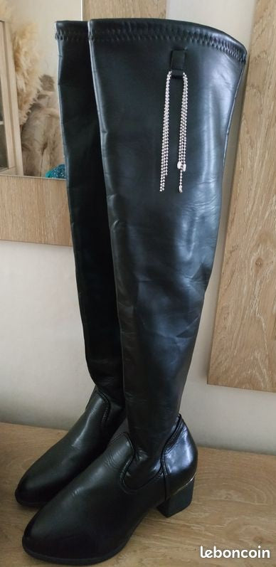 Botas altas, detalle de cadenitas, talla 36.