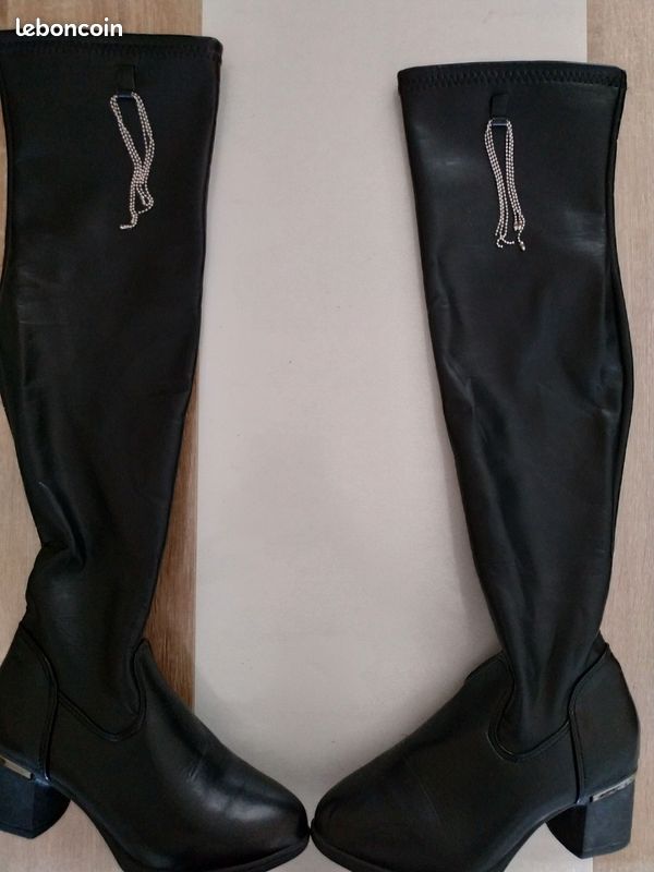 Botas altas, detalle de cadenitas, talla 36.