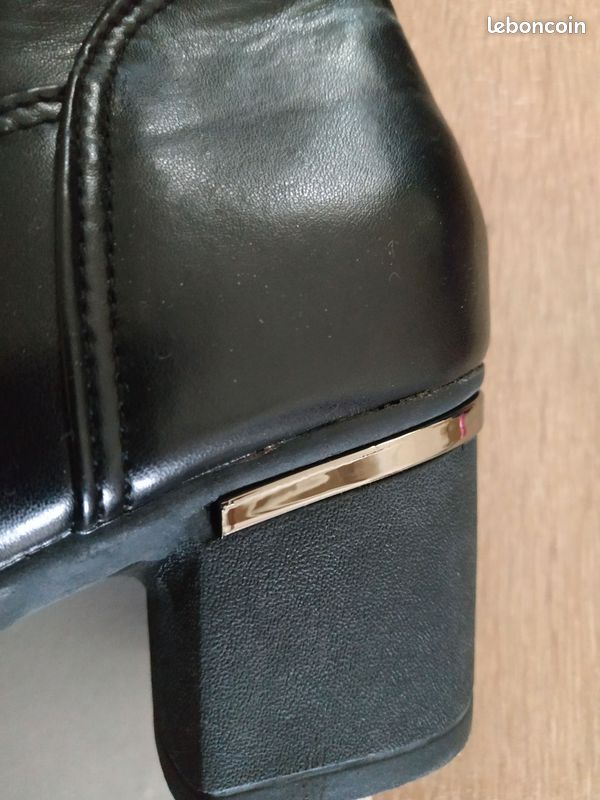 Botas altas, detalle de cadenitas, talla 36.